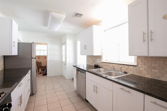 Building Photo - 1811 E 39th St