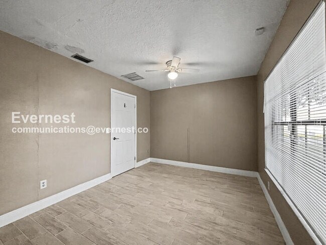 Building Photo - 3 Bed/2 Bath Home with Fenced Yard & Garage / Available Now!