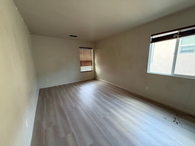 Building Photo - 2424 Sandpiper Ln