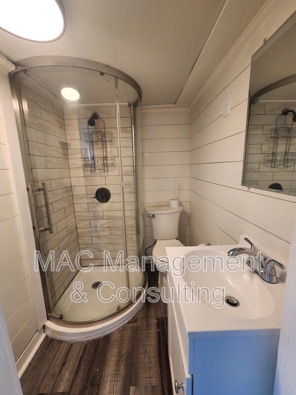 Building Photo - 228 S Walnut Ave