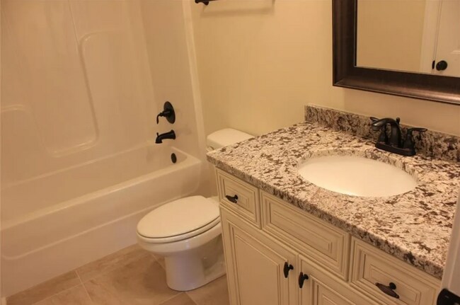 Building Photo - 5 bed, 3.5 bath home in Cotswolds!