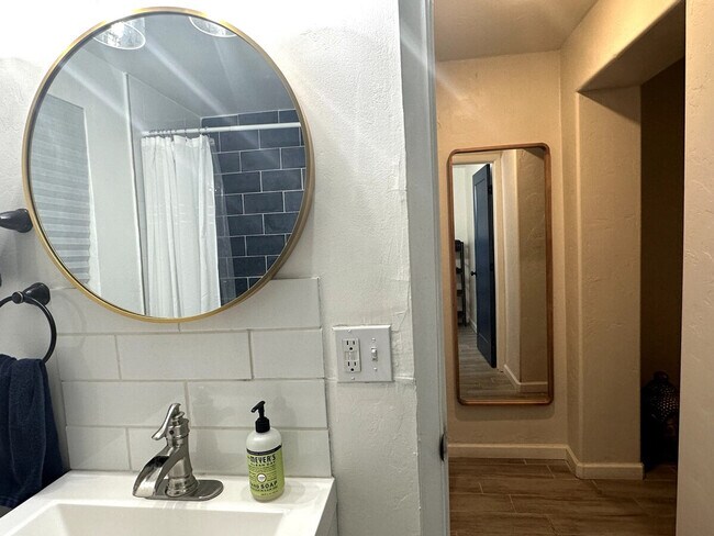 Building Photo - 1314 S 8th Ave