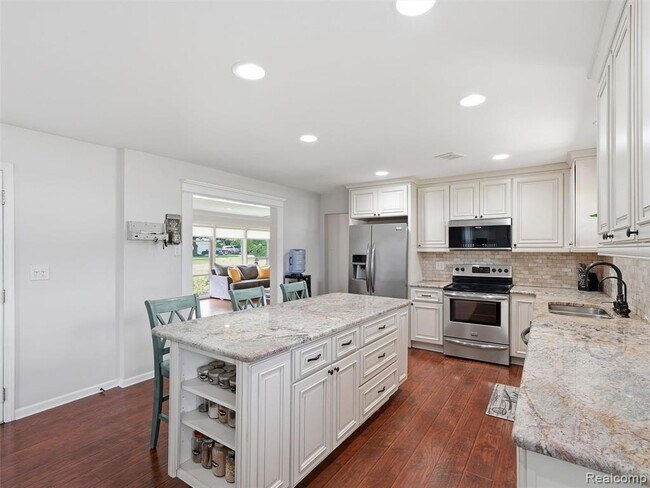 Building Photo - 39582 Burton Dr