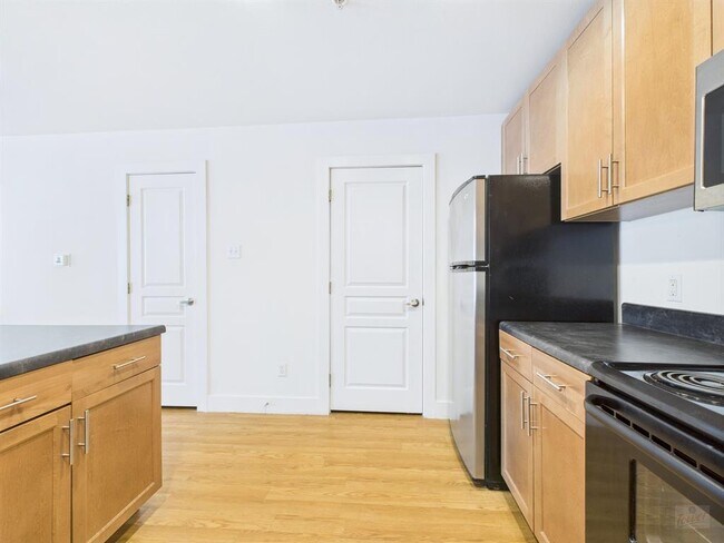 Building Photo - 711 W 32nd St