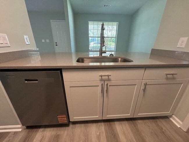 Building Photo - Newly Renovated 3 Bedroom Duplex~