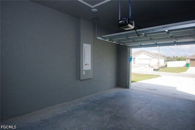 Building Photo - 1123 Deauville St E