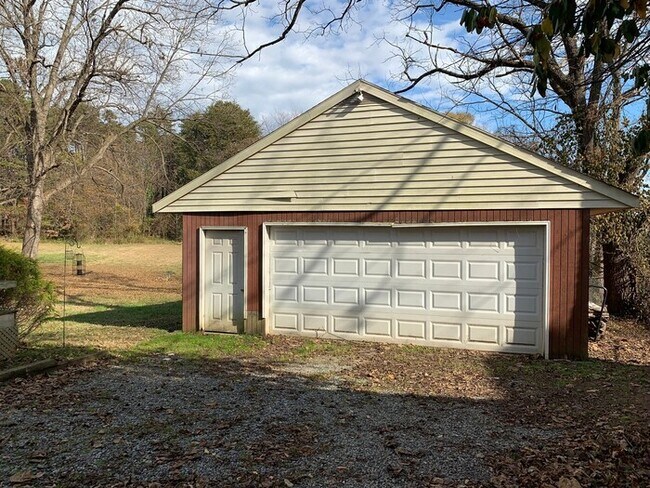 Building Photo - 3007 Groometown Rd