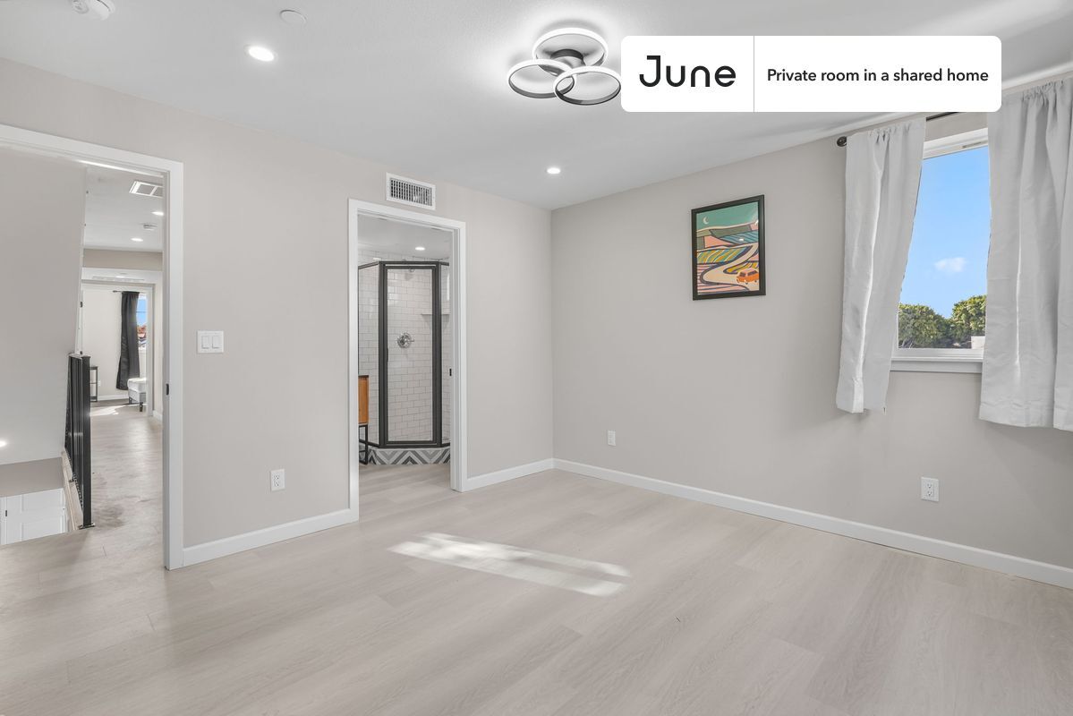 Building Photo - Room in Shared 5 bed/5 bath home in Boyle Heights