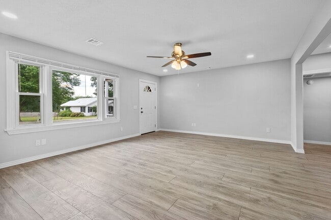 Building Photo - 3 Bed, 2 Bath Home Available in Gentry!