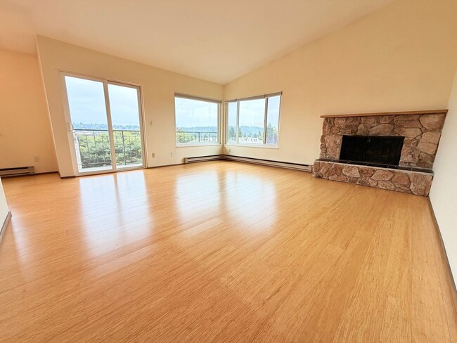 Building Photo - Bright Penthouse Corner Unit w/Garage Parking included - Panoramic Views in Ballard!