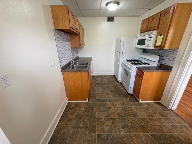 Building Photo - Updated 1BR Apartment Near Downtown Akron with Brand-New Bathroom