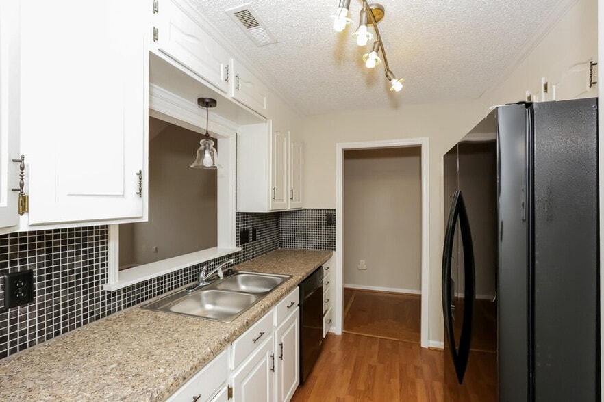 Building Photo - 310 Tamarack Dr