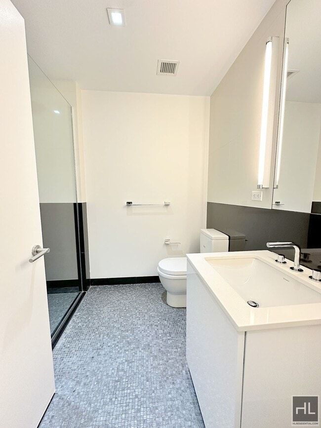 Building Photo - 3 bedroom 3 bathroom / Doorman/ Gym/ Pool ...