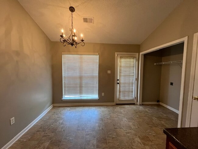 Building Photo - Renovated 2 Bedroom 2 Bath Home for Rent!!