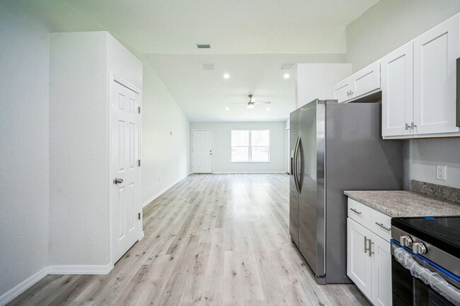 Building Photo - Charming New 3BED-2BATH Apartment in Bartow FL
