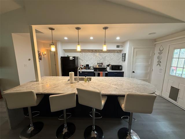 Building Photo - 819 Loganwood Ave