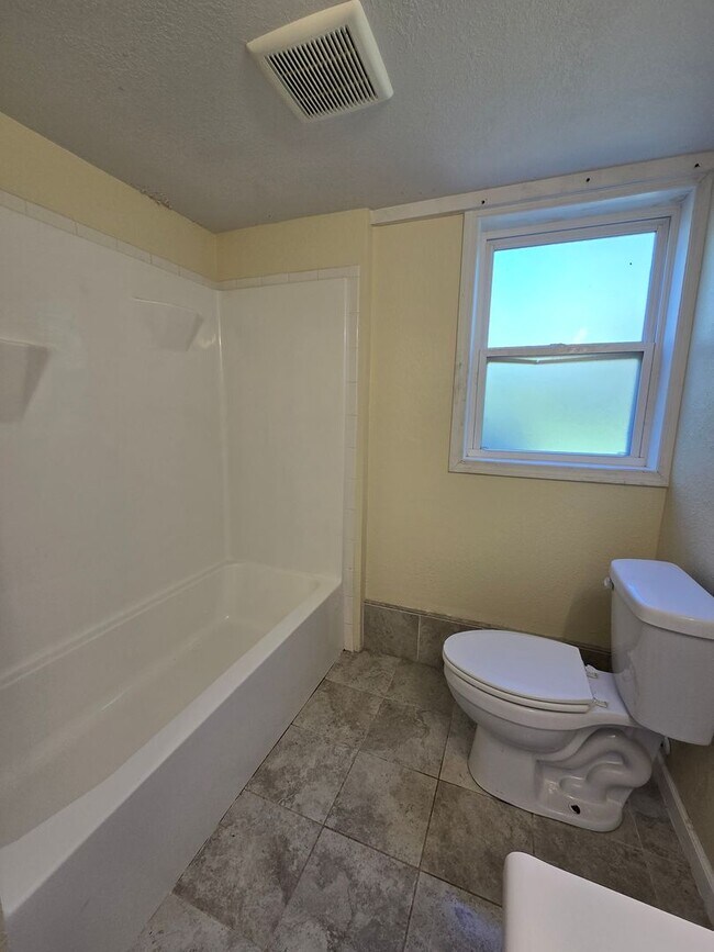 Building Photo - 1504 June Ln