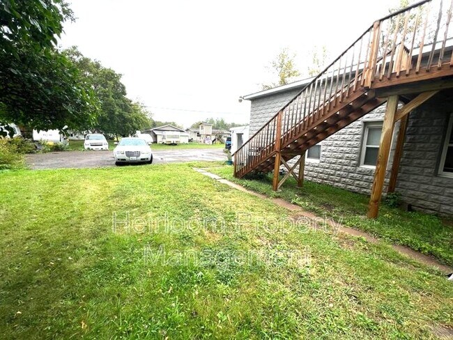 Building Photo - AVAILABLE APRIL 1st - 2 Bed 1 Bath Upper Apt!