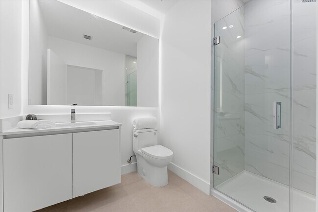 Building Photo - 700 NE 24th St