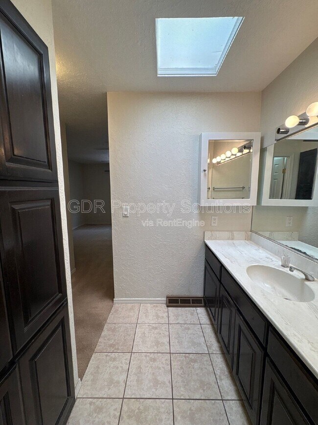 Building Photo - 5828 Elmwood Dr NE