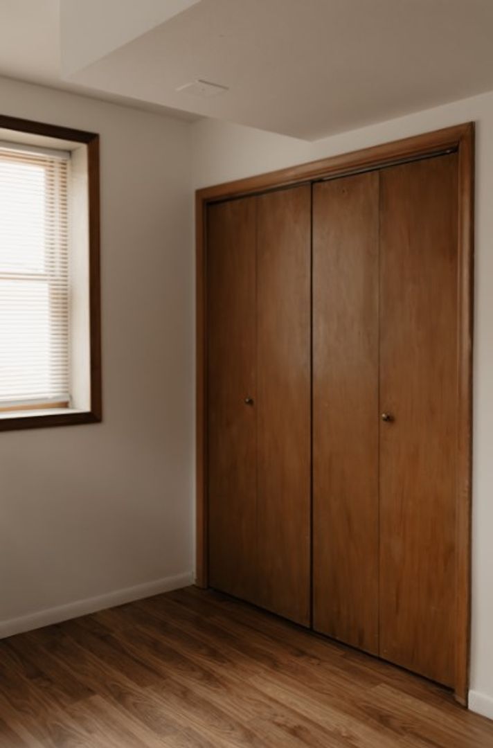 Building Photo - 533 Maple Square