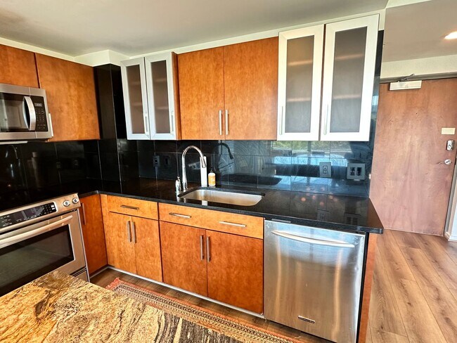 Building Photo - 1 BED | 1.5 BATH | HIGH RISE CONDO | DOWNTOWN SAVANNAH | E Liberty & Drayton St