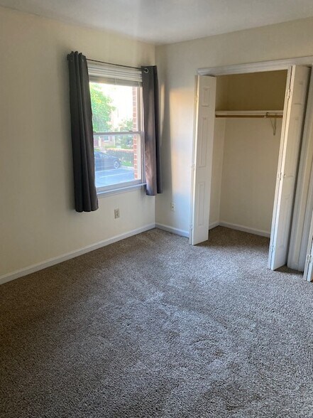 Building Photo - 1174 N Vermont St