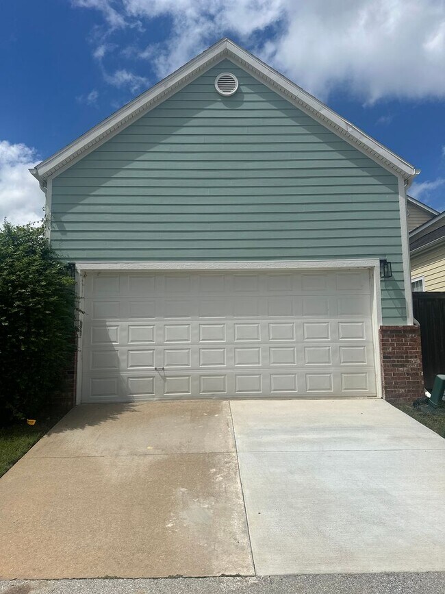 Building Photo - 3 Bed, 2.5 Bath Garden Home in Lakewood Subdivision – Available 8/1