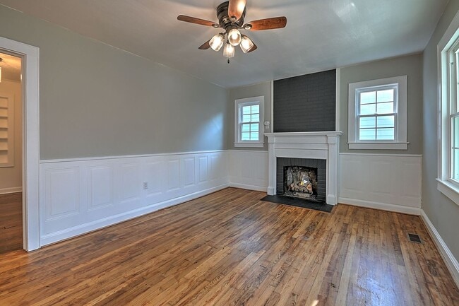 Building Photo - 608 Forest St