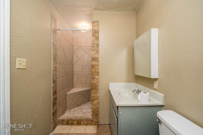 Building Photo - 3632 Clinton St