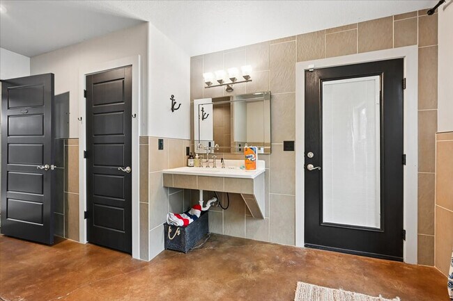 Building Photo - 1115 Red Bud Dr