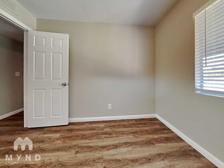 Building Photo - 818 E Piute Ave