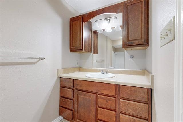 Building Photo - 1900 N Irving Heights Dr