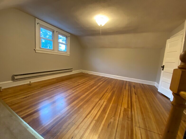 Building Photo - 144 Maplewood Ave