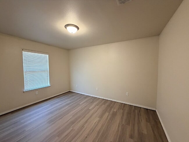 Building Photo - Spacious 3-Bed, 2-Bath Gem with 1,690 Sq Ft of Comfort!"