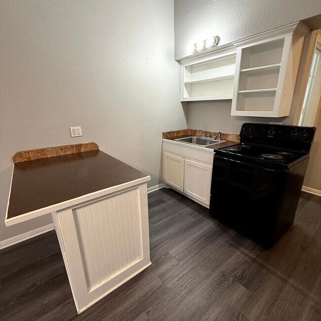 Building Photo - $400 Off 1st Full Month!* All Utilities In...
