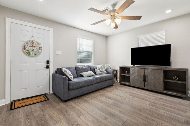 Building Photo - Charming 3BR Duplex in New Orleans