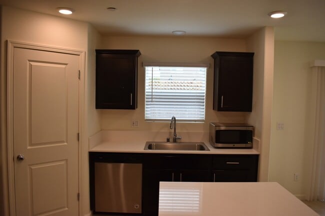 Building Photo - 686 Keenan Ct