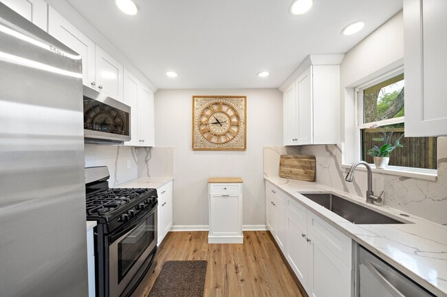 Building Photo - 5802 Effingham Dr