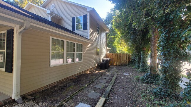 Building Photo - Bright and spacious 3BR/2ba in Lindley Park!