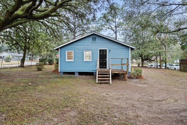 Building Photo - 1700 Northview Dr