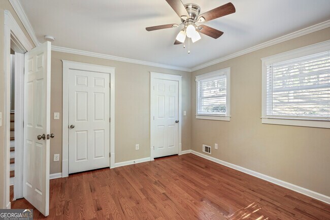 Building Photo - 3823 Kingswood Dr