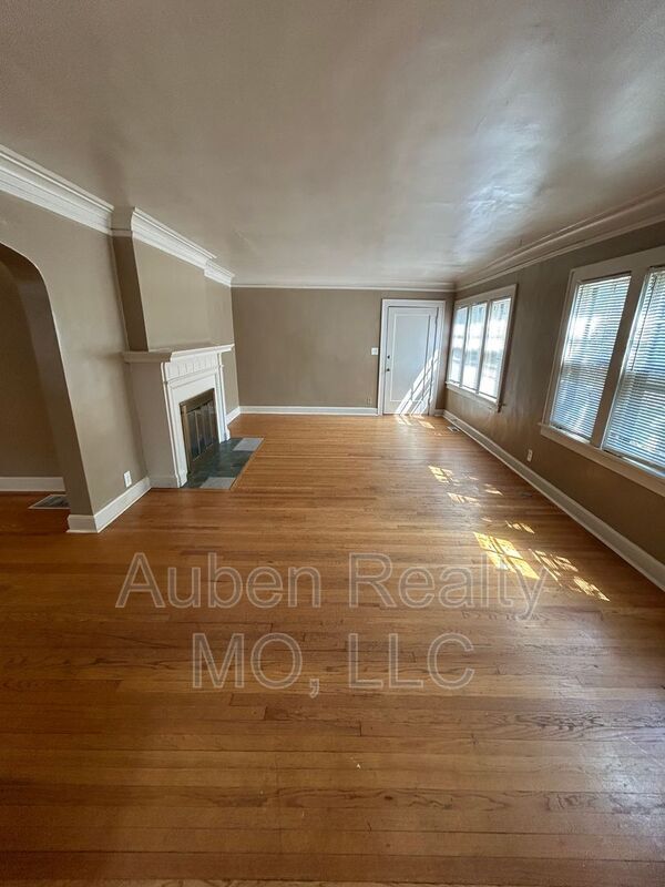 Building Photo - 5446 Charlotte St