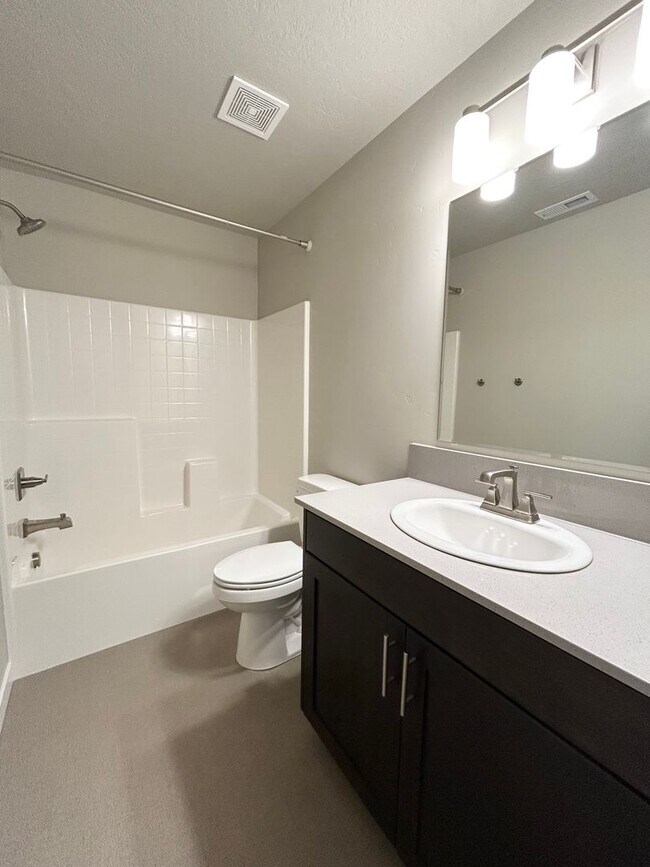 Building Photo - Stunning 3 bedroom 2 bathroom home in Meri...