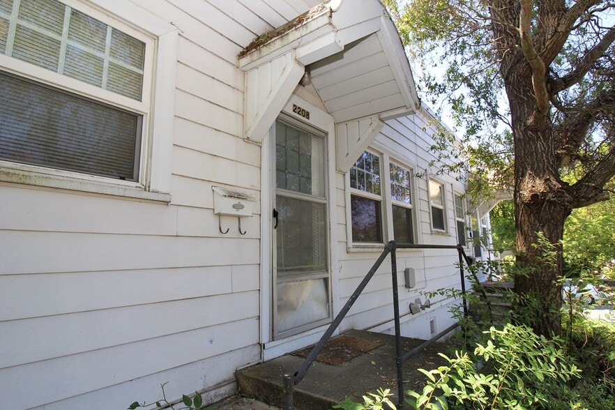 Building Photo - 2200 SE Ivon St