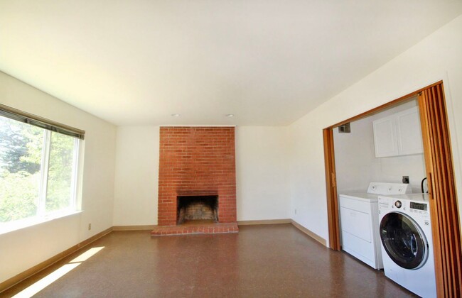 Building Photo - Sunny 3bed/2.5 bath + office space in Mont...