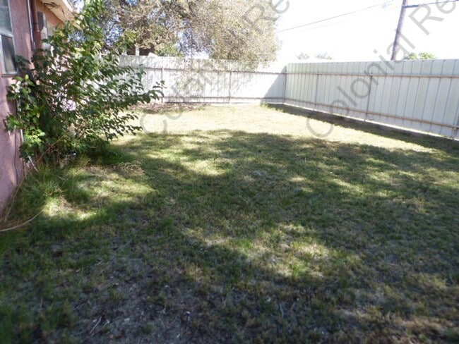 Building Photo - Spacious 3 bedroom, 2 bathroom home