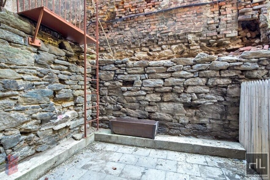 Building Photo - NO FEE Two Bed in Greenwich Village! Won't...