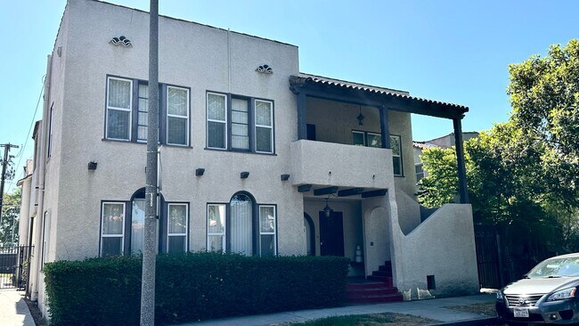 Primary Photo - LARGE DOWNSTAIRS ONE BEDROOM ONE BATH!