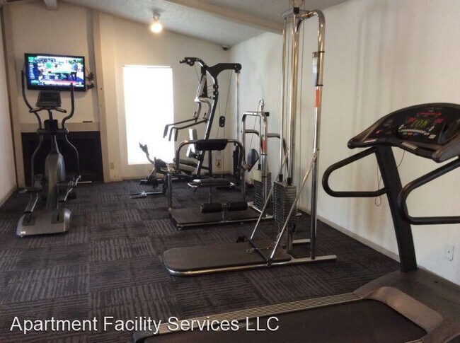 Building Photo - 3248 S Lakewood Ave